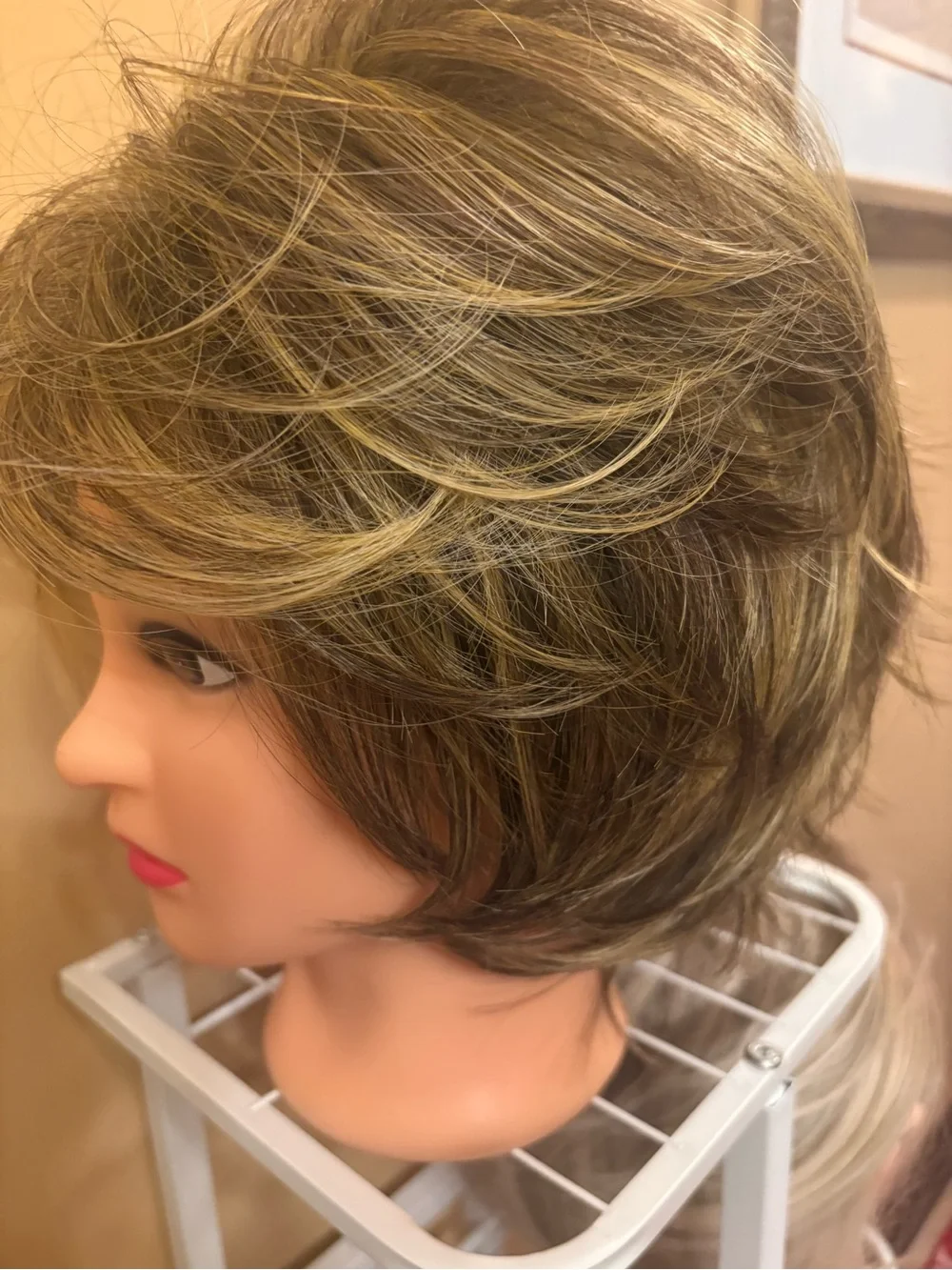 Short Layered Women's Wig in Light Brown with Blonde Highlights